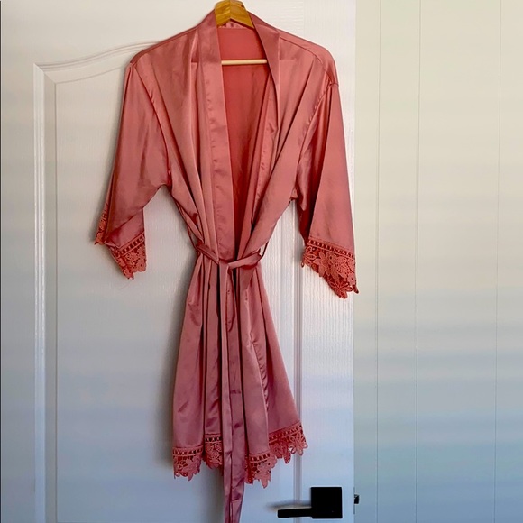 Robe - Picture 1 of 4